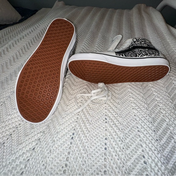 Vans Black and White Sneakers Classic Skate Style - Picture 5 of 6